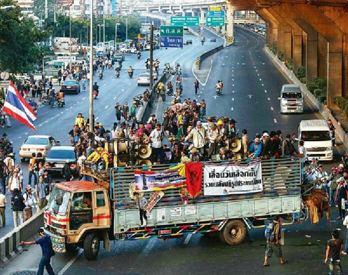 PCAD demonstrators briefly blocked Viphavadee Road in Bangkok to protest the snap election called by then-PM Yingluck Shinawatra in this 26 Dec., 2013, file photo.