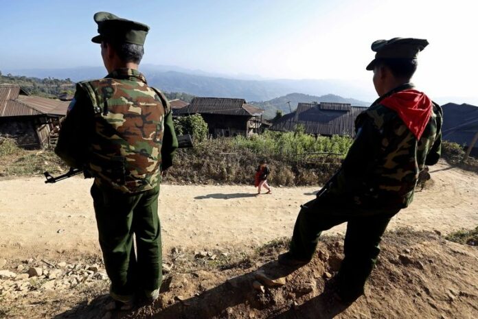 Soldiers of the Ta-ang National Liberation Army, an ethnic rebel group, take position in Myanmar's Northern Shan State on 13 Jan. 2014. Photo: DPA