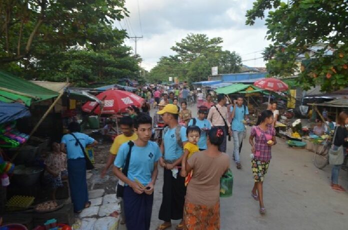 Youth activists in blue T-shirts urge people to check voter lists and participate in the 8 Nov. general election. Photo: Myanmar Now / Phyo Thiha Cho