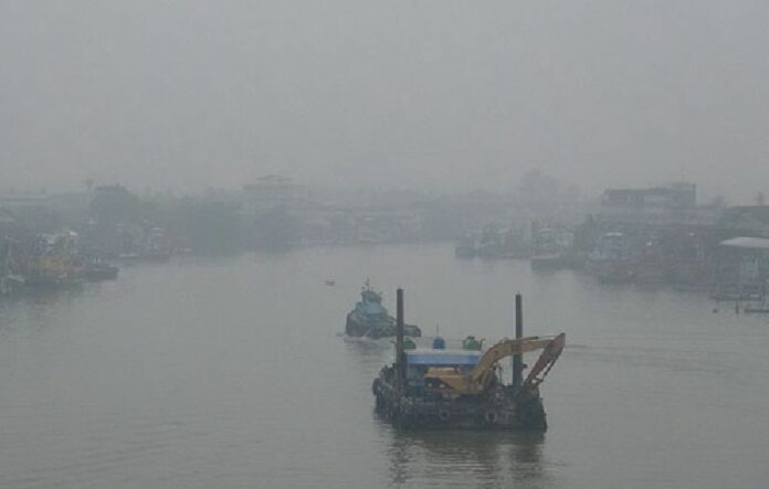 The mouth of the Pattani River in Pattani province today. Air quality levels surged above unsafe levels today throughout the south of Thailand as smoke from illegal Indonesian agricultural fires spread over the region.
