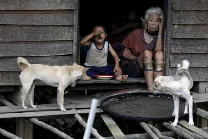 An ethnic Kayaw boy eats dinner next to his grandmother Sept. 12 at their home at Htay Kho village in Myanmar's Kayah state. Photo: Reuters / Soe Zeya Tun