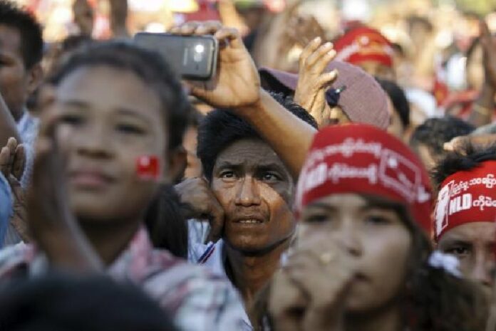 Supporters react as Myanmar pro-democracy leader Aung San Suu Kyi gives a speech at an Oct. 16 campaign rally for the upcoming general elections in Toungup, Rakhine state. Photo: Reuters / Soe Zeya Tun