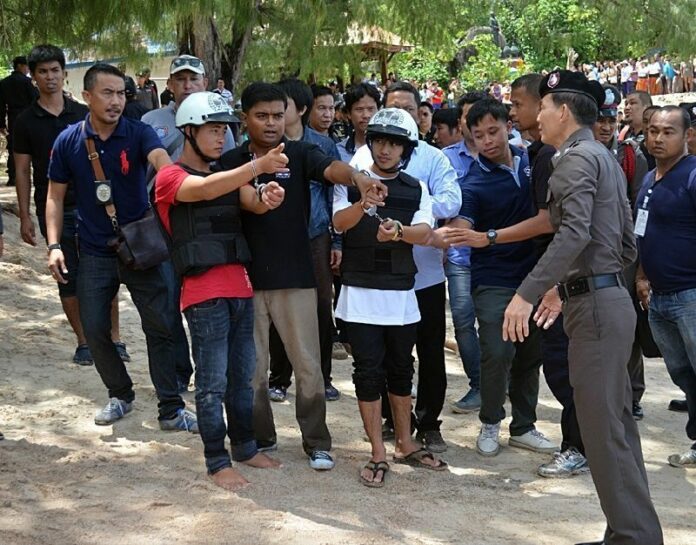 Zaw Lin and Wai Phyo are guided through a 're-enactment' of the past September's double-murder on Koh Tao On October 3, 2014, file photo.<br />