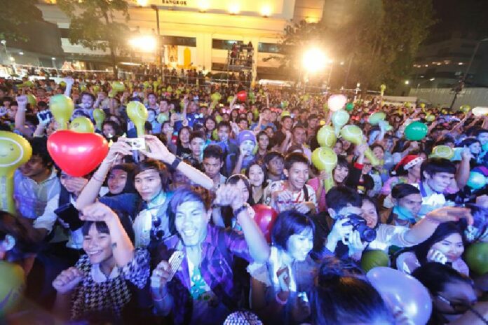 Revelers celebrate the new year in a Dec. 31, 2013, photo at CentralWorld. Photo: Bangkok Countdown / CentralWorld
