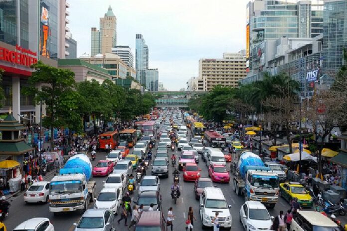 Traffic scene taken in August 2012 in front of Central World shopping mall located in downtown Bangkok. Photo : claudio ruiz / Creative Commons