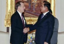 Handshake Heralds More Tactical US Approach to Junta U.S. Ambassador Glyn Davies, left, shakes hands with junta chairman Gen. Prayuth Chan-ocha in 2015 at Government House.