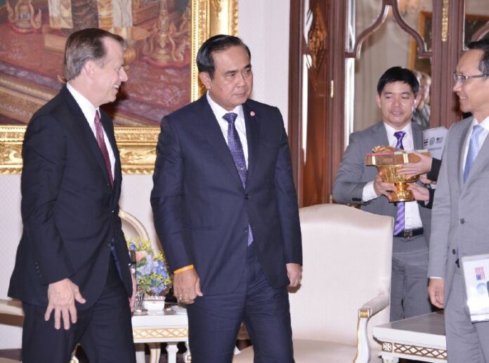 U.S. Ambassador Glyn Davies and junta chairman Gen. Prayuth Chan-ocha in 2015 at Government House.