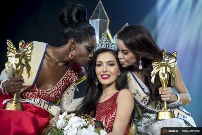 Trixie Maristela of the Philippines receieves kisses from runners-up after she was crowned winner of the Miss International Queen beauty pageant Friday in Pattaya. Photo: Reuters / Athit Perawongmetha