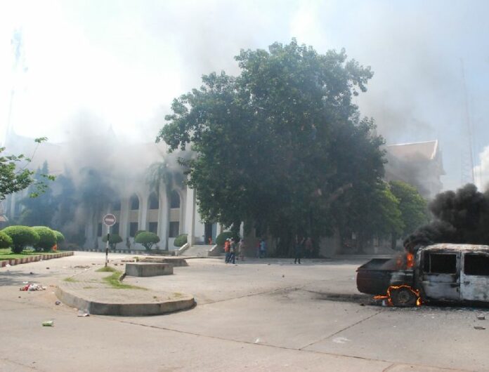 Khon Kaen city hall burns May 19, 2010.