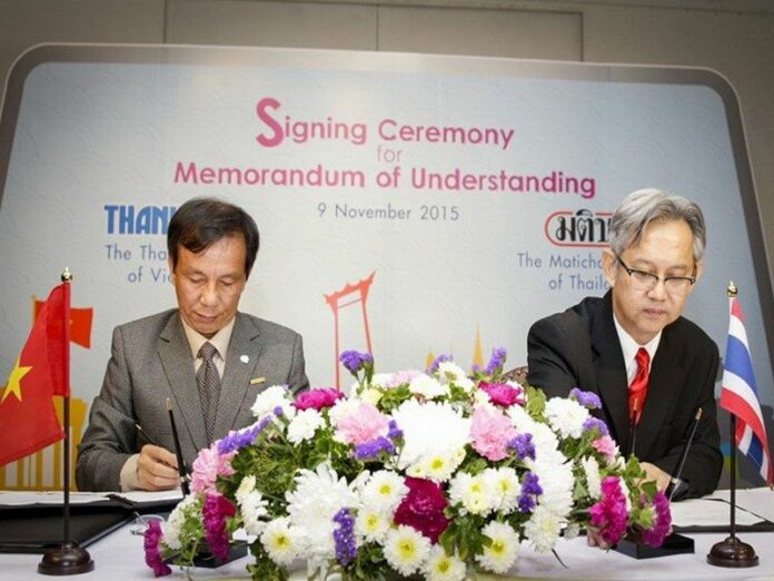 Thanh Nien's Editor-in-Chief Nguyen Quang Thong (L) and Thakoon Boonparn, Managing Director of Matichon, at the Signing Ceremony for Memorandum of Understanding in Bangkok on November 9, 2015. Photo: Lam Yen