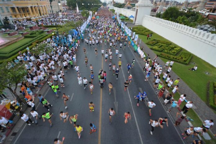 Runners participate in the 2014 Standard Chartered Bangkok Marathon. Photo: National Jogging Association of Thailand / Facebook