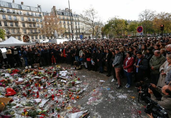 Thousands of people observe a minute of silence today near the Bataclan concert hall in Paris. Photo: EPA / Laurent Dubrule<br />