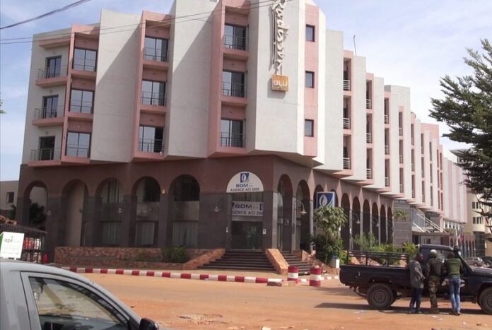A still image showing Malian policemen guarding the Radisson Blu hotel during a hostage situation Friday in Bamako, Mali. Photo: EPA / Africable Television<br />
<br />
