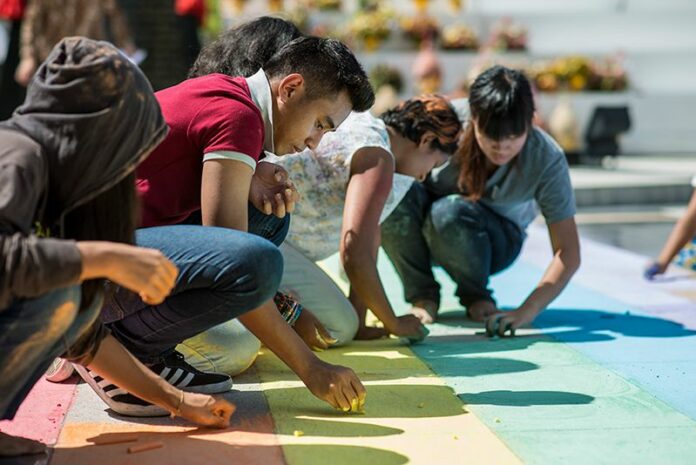 To raise awareness about the bullying faced by LGBT students, UNESCO, UNAIDS and other groups organized an awareness event at a Bangkok school in May 2014. Photo: UNESCO
