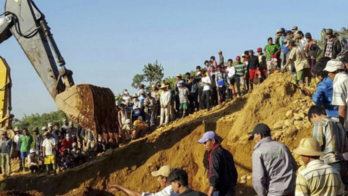 People search for miners killed Sunday by a landslide atthe Hpa Kant jade mining area in Kachin State, northern Myanmar. Photo: EPA / Zaw Moe Htet<br />