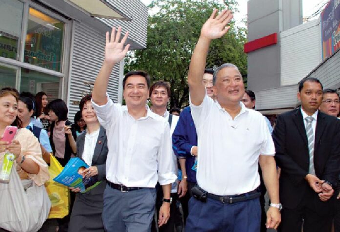 Democrat Party Chairman Abhisit Vejjajiva, at left, and Bangkok Gov. Sukhumbhand Paribatra on the campaign trail in January 2013. Photo : Matichon<br />