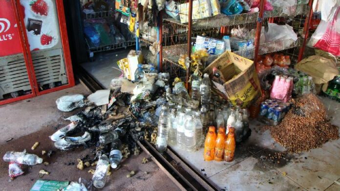A shop in Prachinburi province yesterday. Police are hunting for Suwan Kohmafai, who is suspected of scorching some snacks there in an arson revenge-attack for not being served alcohol quickly enough.
