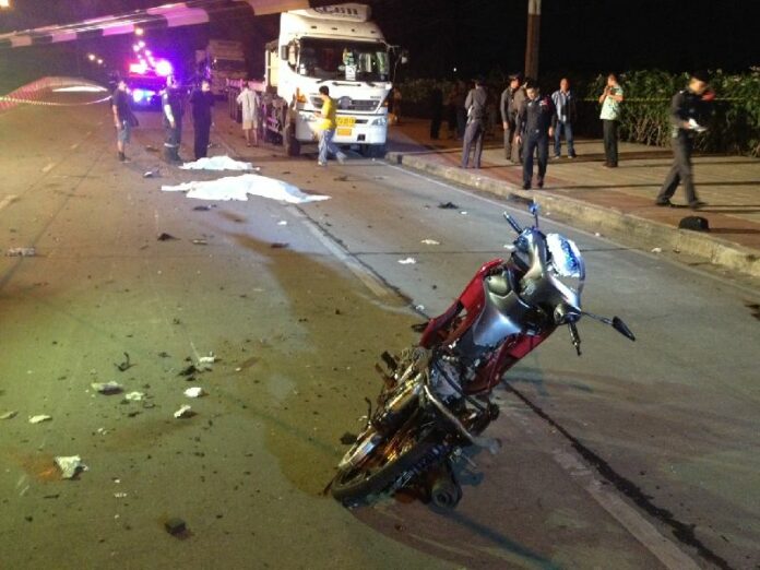 A motorcycle seriously damaged after illegal fireworks exploded, killing one rider and injuring the other Wednesday night on Phutthamonthon Sai 2 Road in Bangkok’s Thawi Wattana district.