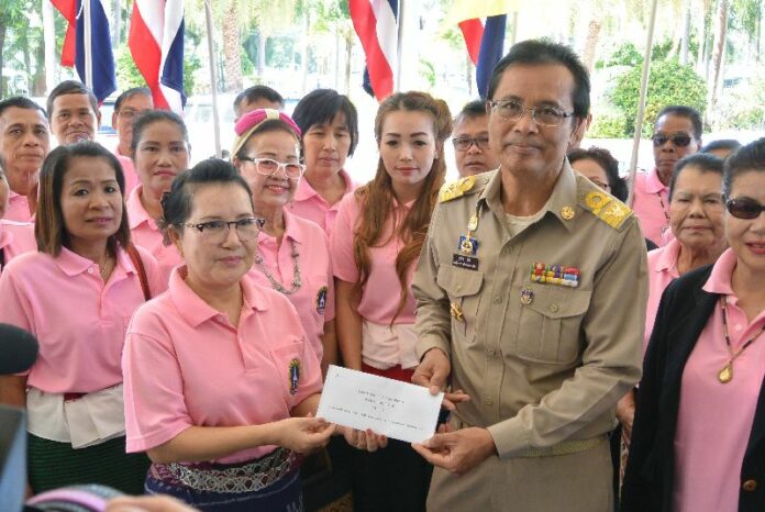 Protesters gather at city hall in Nakhon Ratchasima province Monday to protest U.S. Ambassador Glyn Davies' recent comments about harsh punishment of those found guilty of defaming the monarchy.