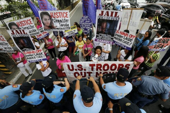 Protesters try to reach the United States embassy on March 24 in Manila, Philippines, 24 March 2015. Photo: Dennis M. Sabangan / EPA<br />