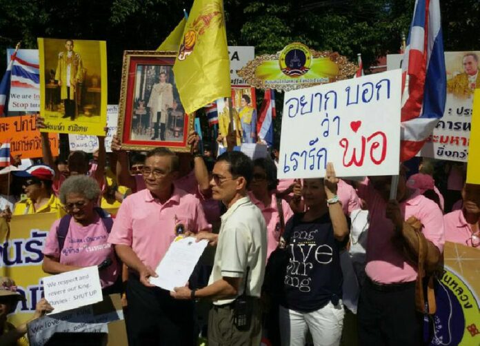 Ultra-royalists denounce U.S. Ambassador Glyn Davies in Chaing Mai at one of more than a dozen nearly identical, coordinated protests staged Nov. 30 in provinces throughout the nation. Photo: Welovethaiking.com