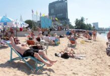 Gov’t Approves 10-Year Visas for Foreigners Over 50 Foreign tourists relax on Pattaya Beach in a December 2014 file photo.
