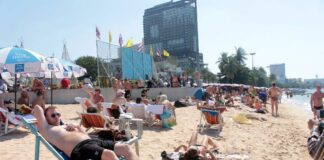 Gov’t Approves 10-Year Visas for Foreigners Over 50 Foreign tourists relax on Pattaya Beach in a December 2014 file photo.