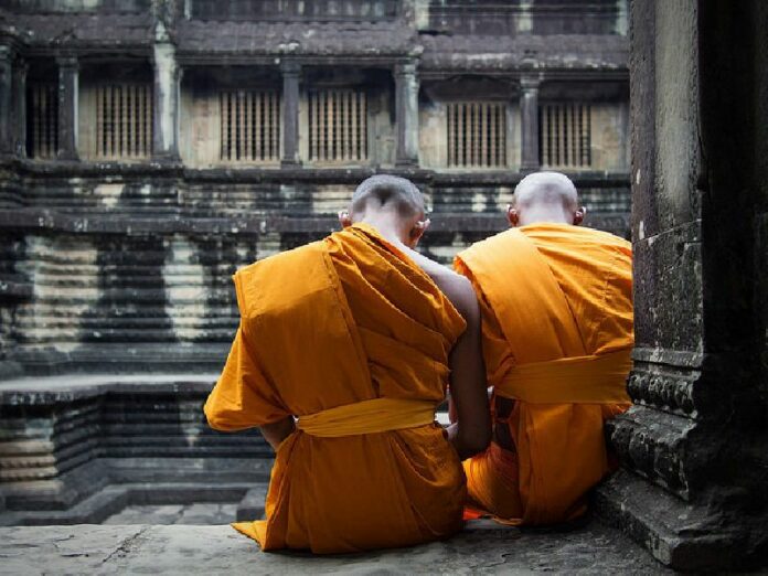 Monks use smartphones at Angkor Wat in Siem Reap, Cambodia in a May 2015 photo. Photo: Ariel Leuenberger / Flickr