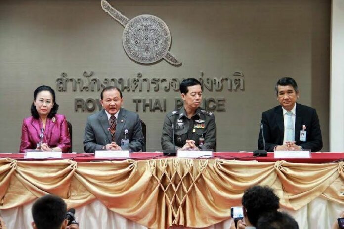 The media reform committee meets with police at the Royal Thai Police Headquarters, Dec. 24. Photo: Matichon