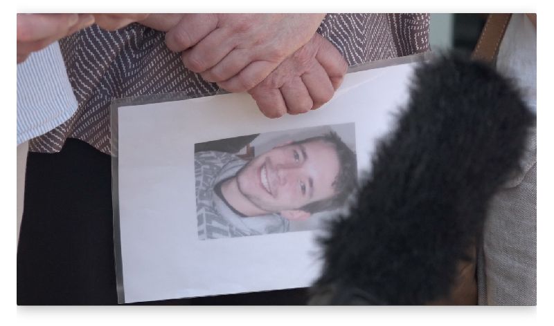 Sue Miller holds photograph of her son, David Miller, during a Dec. 24 news conference at Samui courthouse.