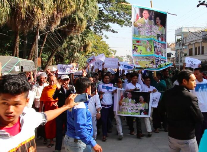 Demonstrators near Tachilek Thai - Myanmar border crossing on Dec. 26 demand release of Zaw Lin and Wai Phyo.