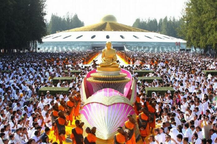 A pilgrimage (Dhutanga) organized by the Dhammakaya Buddhist sect in Pathum Thani as seen In this January 2014 photo published by Dhammakaya website. / www.dmc.tv