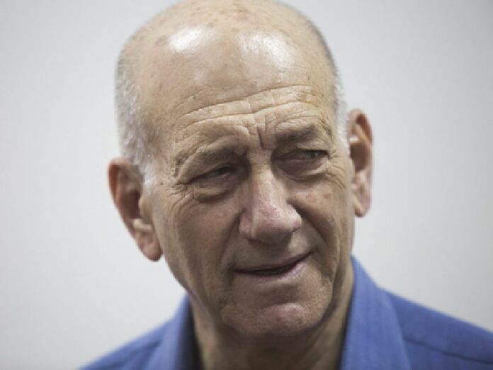 Former Israeli Prime Minister Ehud Olmert looks on at the Jerusalem District Court, in Jerusalem, 25 May 2015. Photo: Heidi Levine / EPA