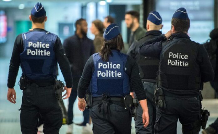 Police officers on patrol at Midi train station in Brussels, Belgium, 21 Nov. 2015. Photo: Stephanie Lecocq / EPA