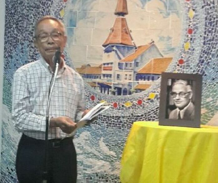 Former Thammasat University Rector, Charnvit Kasetsiri giving a eulogy at Thammasat in honor of Professor Benedict Anderson who passed away last December. Photo: Sa-naguan Khumrungroj / Facebook