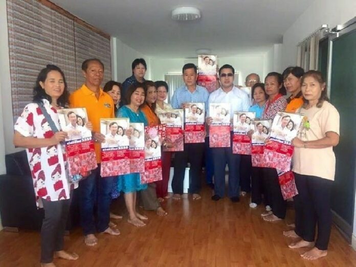 Yingluck supporters flaunting their copies of the controversial Shinawatra calendar. Photo: Pete Y . Chong / Facebook