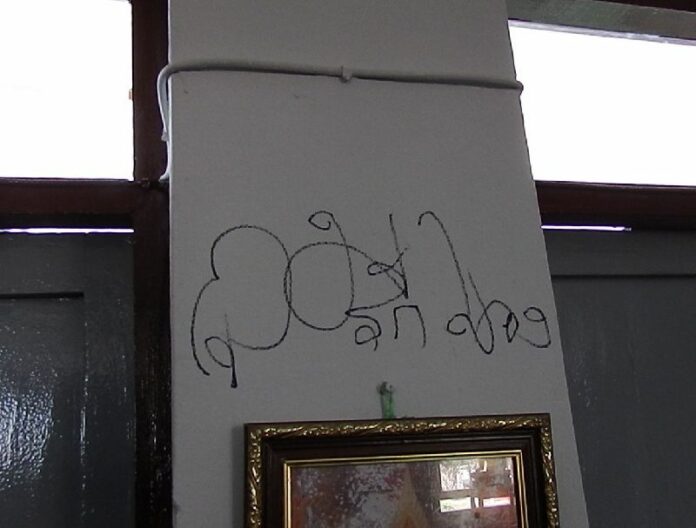 “I came here to rob your shit,” said the misspelled Thai writing.