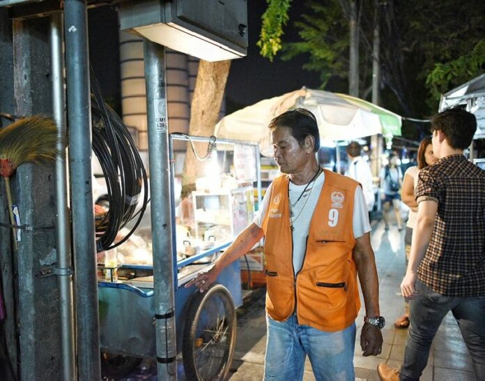 Local motorcycle taxi driver Vichien Chankeawa points to the CCTV pole at the entrance of Soi Phahonyothin 47 where an unidentified man was found electrocuted on Saturday.
