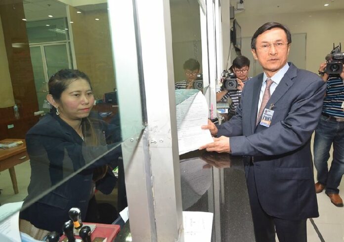 Chaturon Chaisaeng files his lawsuit today at the Administrative Court to challenge the government’s revocation of his passport.