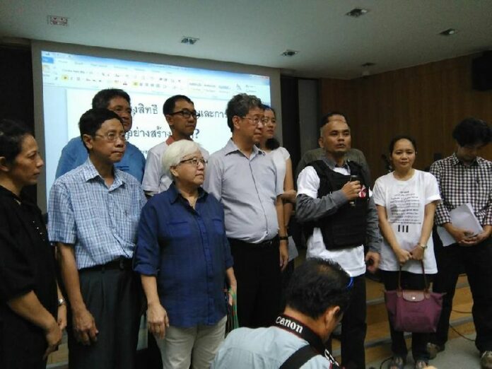 Anusorn Unno (speaking), dean of Thammasat University’s Faculty of Sociology and Anthropology, on Dec. 4 at Thammasat University. Photo: New Democracy Movement / Facebook