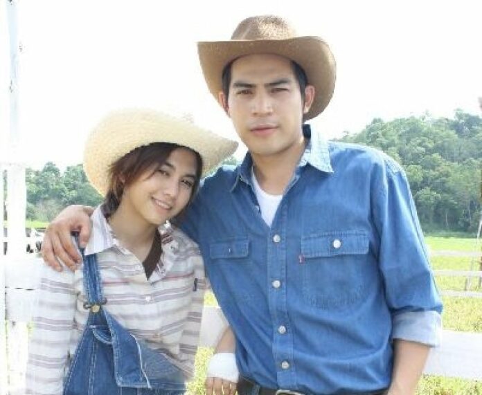 'Por' Thrisadee Sahawong and actress Worakarn 'Punch' Rojanawat in a promotional image for a 2015 remake of rom-com lakorn Tat Dao Bussaya.