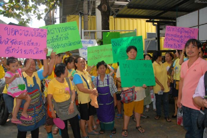 Huai Khwang market vendors wear yellow shirts at a Monday protest against City Hall’s decision to evict them from the sidewalks where some have operated for three decades.