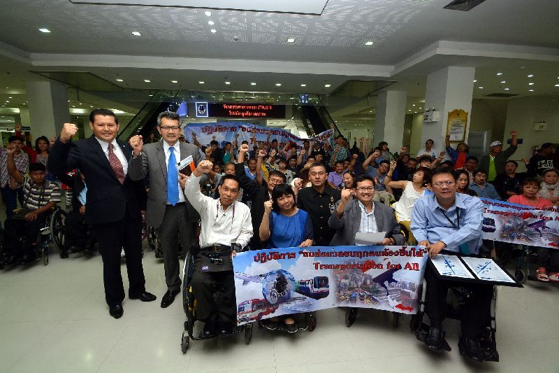 Disabled citizens who filed lawsuit against BTS gather to hear the verdict at the Supreme Administrative Court, Jan. 21, 2015.