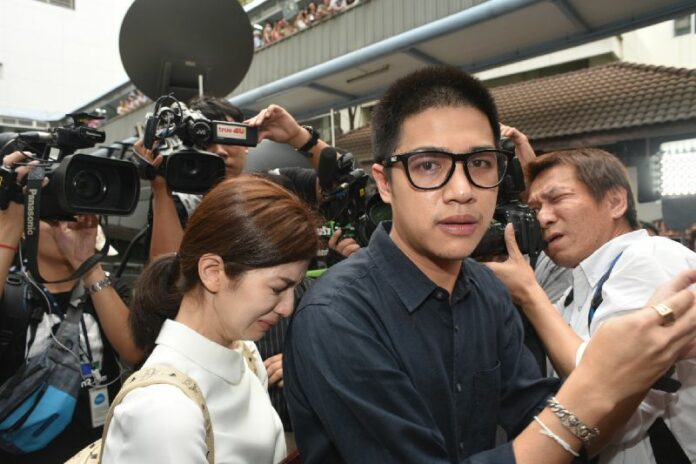 Reporters swarm Vanda 'Bow' Sahawong and Chawanan 'Pin' Sahawong, wife and brother of late actor Thrisadee 'Por' Sahawong, as they tried to lead a ceremonial procession Tuesday to accompany the late actor’s body as it was transferred from Ramathibodi Hospital in Bangkok.