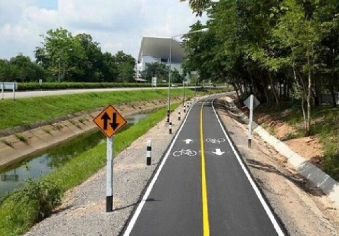 Portion of a bike lane built along the Highway No.121 in Chiang Mai province which opened in August 2015. Photo: Prachachat