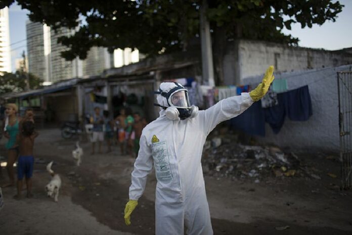 A municipal worker gestures during a Tuesday operation to combat the mosquitoes that transmit the Zika virus in Recife, Pernambuco state, Brazil. Photo: Felipe Dana / AP<br />
