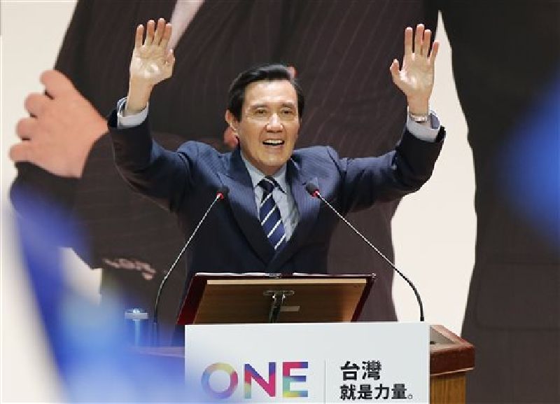 Taiwan's President Ma Ying-jeou greets supporters of the ruling KMT Party presidential candidate Eric Chu, Jan. 14, 2016 at a campaign rally in Taipei, Taiwan. Photo: Wally Santana / AP