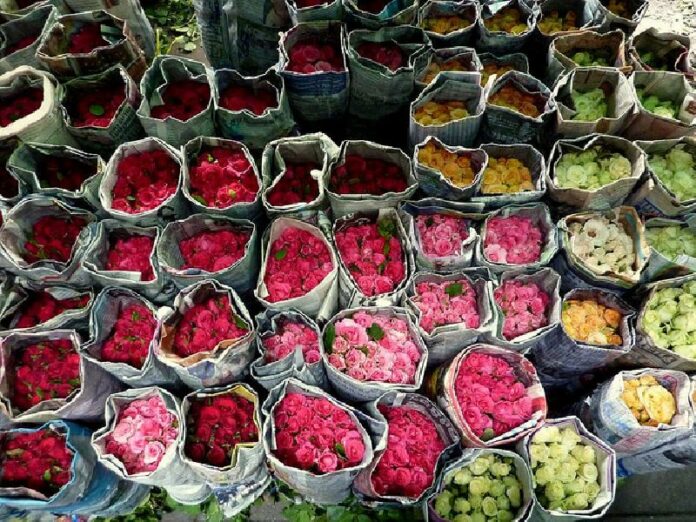 Flowers at Pak Khlong Talad sold in wholesale packages as seen in a 2010 photo. Photo: <br />
SurLaRoute.fr / Flickr