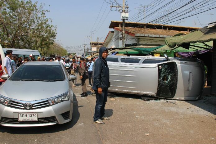 Angry vendors went on a rampage Wednesday when officers arrived to seize counterfeit products being sold in Sa Kaeo province near the border with Cambodia.