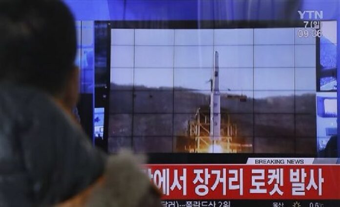 A South Korean man watches a TV news program with file footage about North Korea's rocket launch at Seoul railway station, Sunday, Feb.7. 2016. Photo: Ahn Young-joon / AP